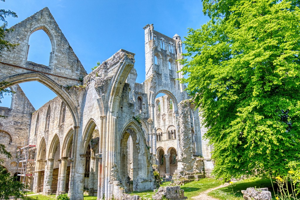 hdr abdij van Jumieges abbaye ruine religie religion rooms katholiek kerkfotografie kerk basiliek kathedraal Jumièges erfgoed christus maria